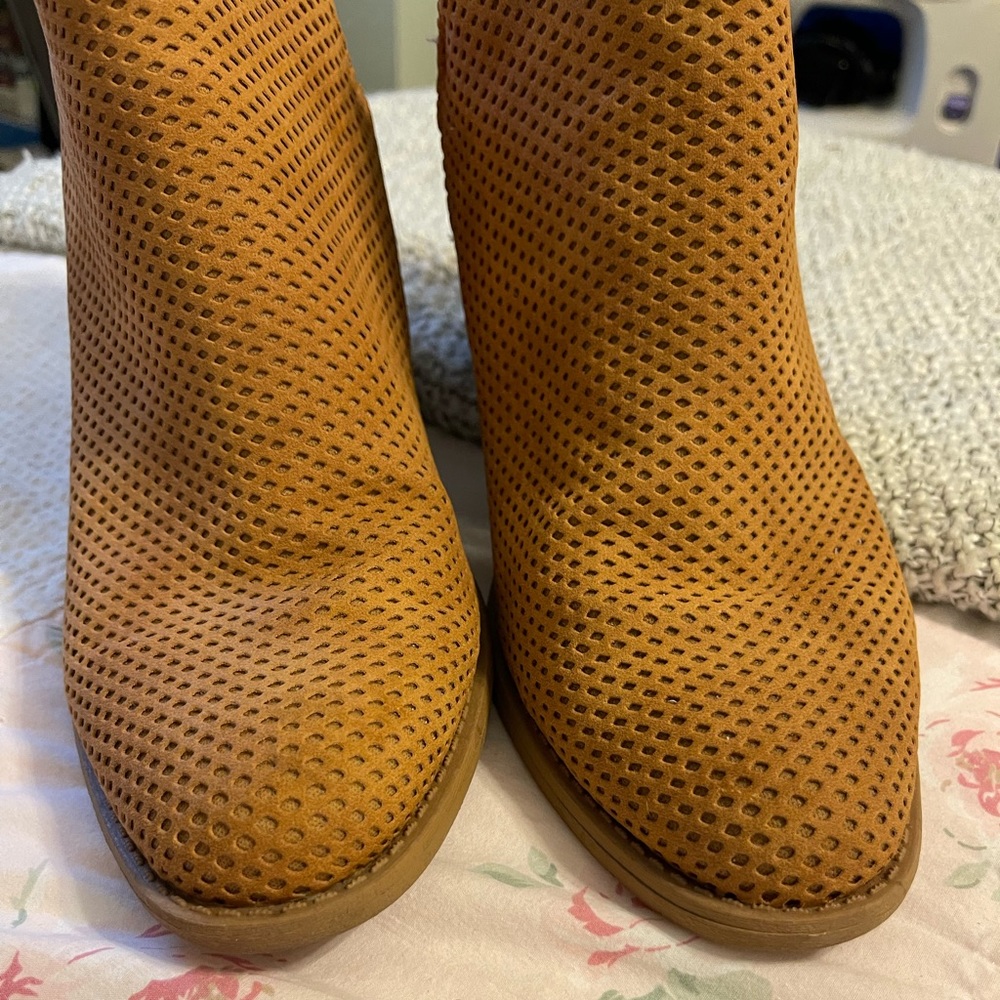QUPID Tobin Short Booties Women’s Size 10 Tan Distress Nubuck Brown like new! - Picture 5 of 10